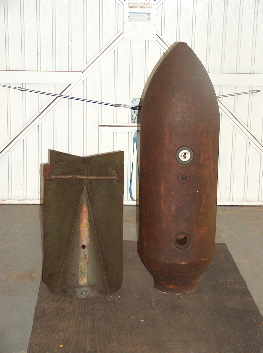 thumbnail image 2 of Verlinden 1/32 Scale German Luftwaffe Bomb Loader With 250kg SC-250 Bomb WWII Model Kit 2676 2 of 6